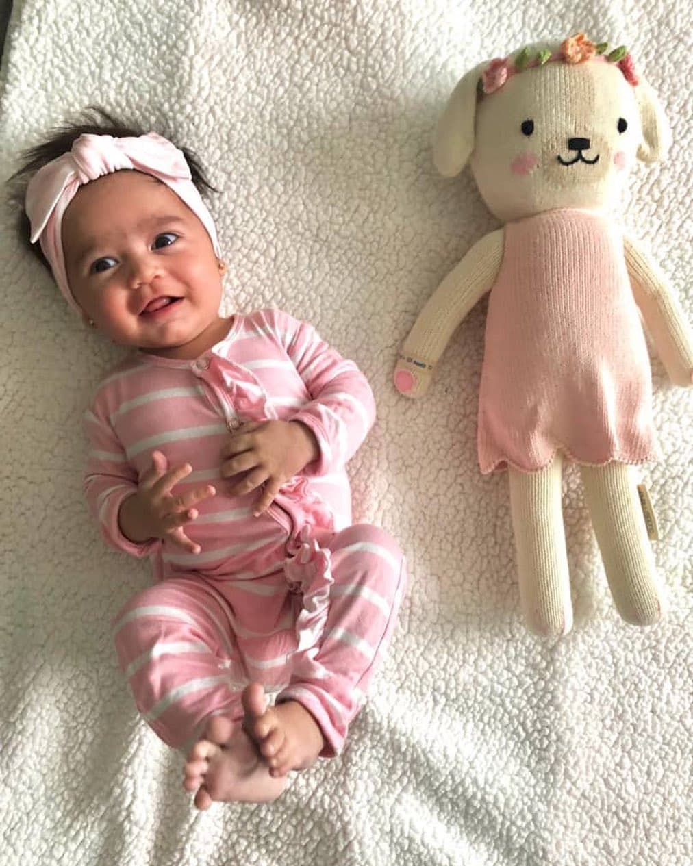 “Mi vida ahora está llena de biberones, ropita, juguetes y pañales. De verdad que ha sido un nuevo comienzo. Uno revive los momentos más importantes de la vida, como cuando se recibe a los hijos”, así describió Giselle Blondet su sentir ante la inigualable experiencia de ser abuela.
<br>