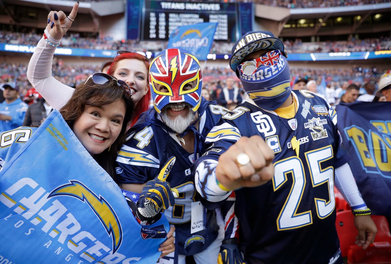 Los detalles de color inundaron a Londres en el partido de Tennessee Titans y Los Angeles Chargers disputado en Wembley, que recibió la fiesta del fútbol americano de la NFL.