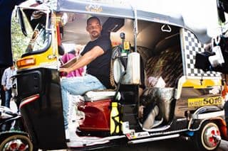 <b>11. Microempresario.</b> Cuando viajó a India bromeó diciendo que lanzaría su propia compañía de Tuk Tuk en Los Ángeles, ya que en Mumbai habían resuelto el problema de transporte para distancias cortas.