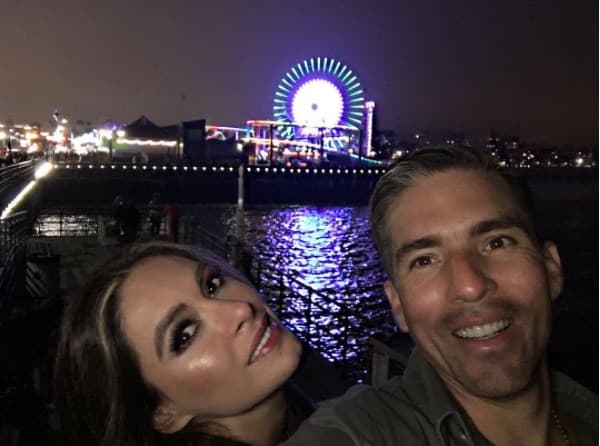 La feliz pareja recorriendo el muelle de Santa Mónica, California.