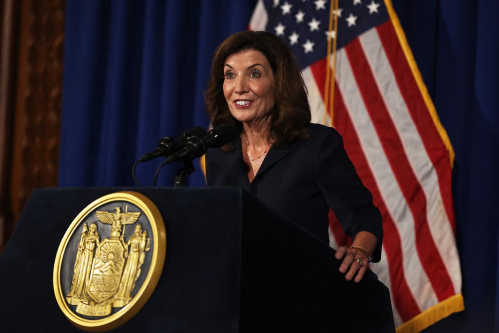 <b>Son pocas, pero el mayor número de la historia del país:</b> Estados Unidos tiene desde este martes, con la llegada al poder de 
<a href="https://www.univision.com/temas/kathy-hochul">Kathy Hochul</a> en el estado de Nueva York, 
<a href="https://www.nbcnews.com/politics/politics-news/nine-women-are-now-serving-governors-tying-record-n1277501" target="_blank">nueve gobernadoras en sus 50 estados. </a>
<br>