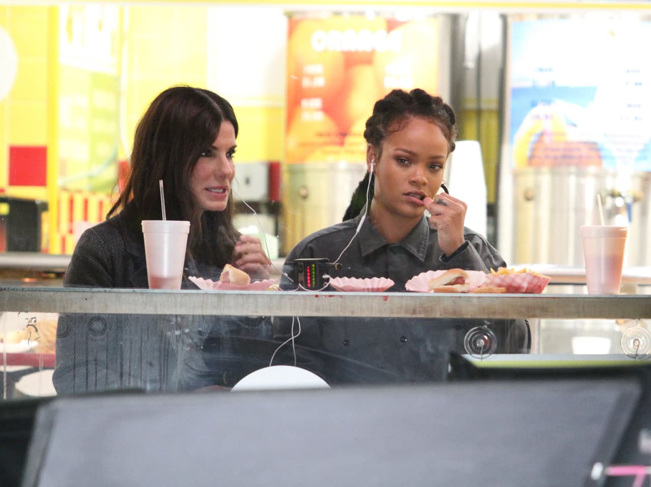 Desde la ventana de un restaurante, para que puedan filmarlas desde afuera.