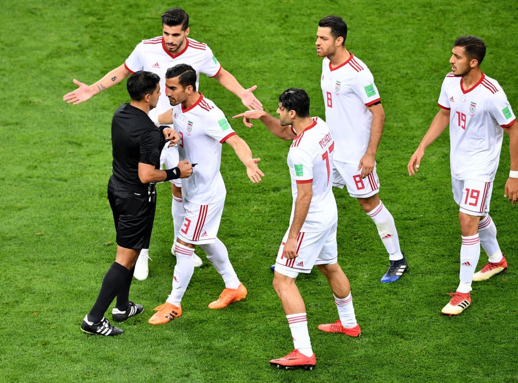 El capitán iraní Ehsan Hajsafi (3) se llevó el cartón preventivo debido a su enérgica protesta con el árbitro central por cambiar la decisión que perjudicaba a la causa iraní. Momento de nerviosismo.