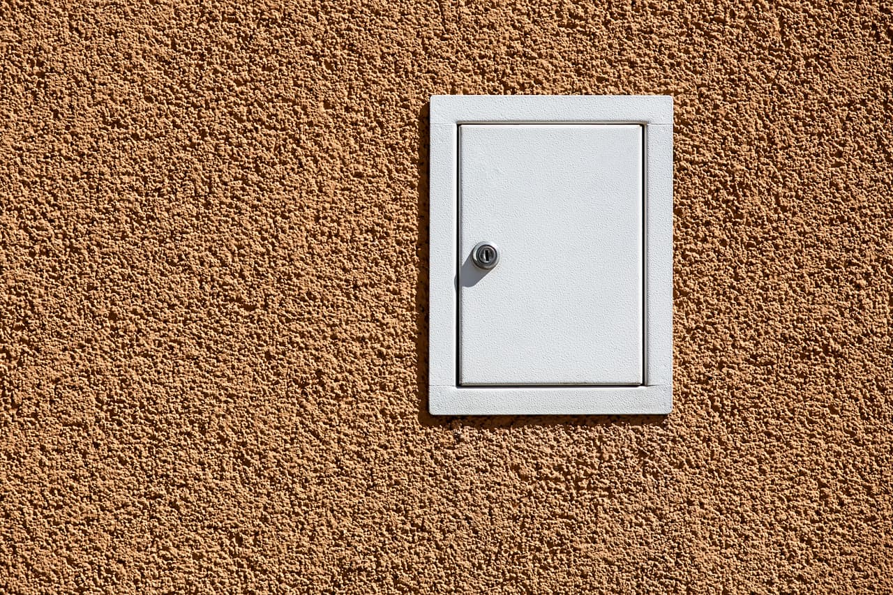 <h3 class="cms-H3-H3">3. Dentro de una pared</h3>
<br>
<br>Otra opción para aumentar la seguridad de su caja fuerte es hacer un espacio dentro de una pared, que bien puede estar incluso dentro de un clóset. La cuestión es tomar en cuenta en la construcción, o en la reforma, que este espacio será destinado para este fin. Si elige hacerlo en una pared, no descarte ocultar el sitio con un cuadro. Si lo hace dentro de un clóset, también será de más difícil acceso. Antes de la inversión, no olvide medir la profundidad y tamaño de la pared para asegurarse de que es apropiada para su caja fuerte.
<br>