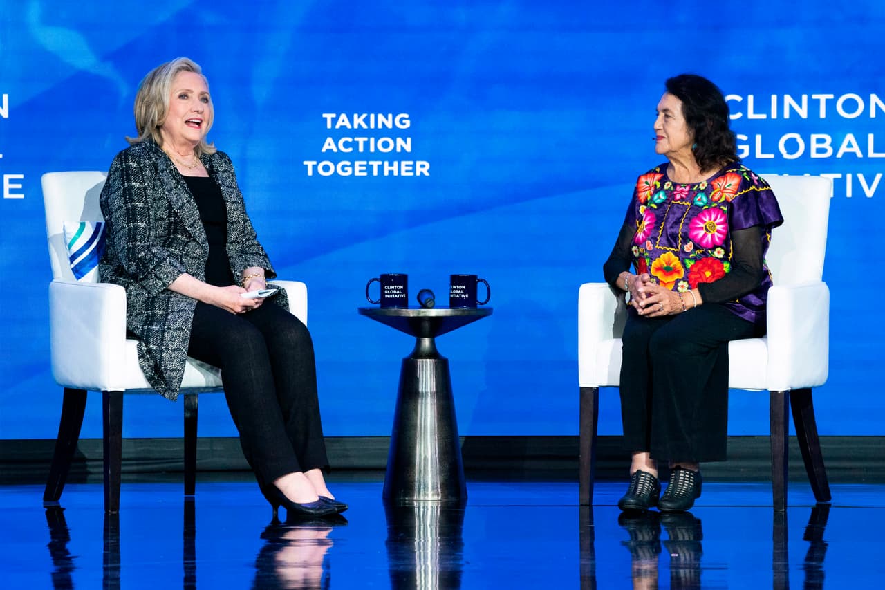 Hillary Clinton y Dolores Huerta conversan durante la Iniciativa Global Clinton, el martes 20 de septiembre de 2022, en Nueva York.