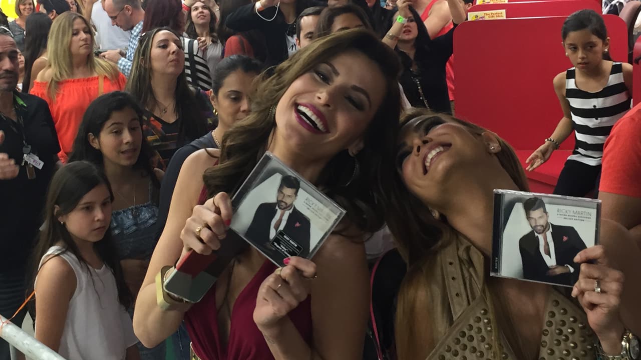 A este par de amigas, les salió lo fan por Ricky Martin.