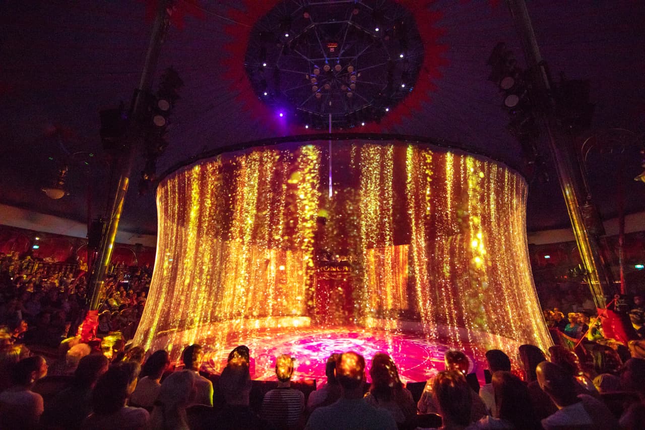 El sistema de proyección totalmente computarizado integra la tecnología holográfica con un complejo sistema de iluminación. Se fabricó una pantalla de proyección holográfica diseñada especialmente para el espectáculo circular.