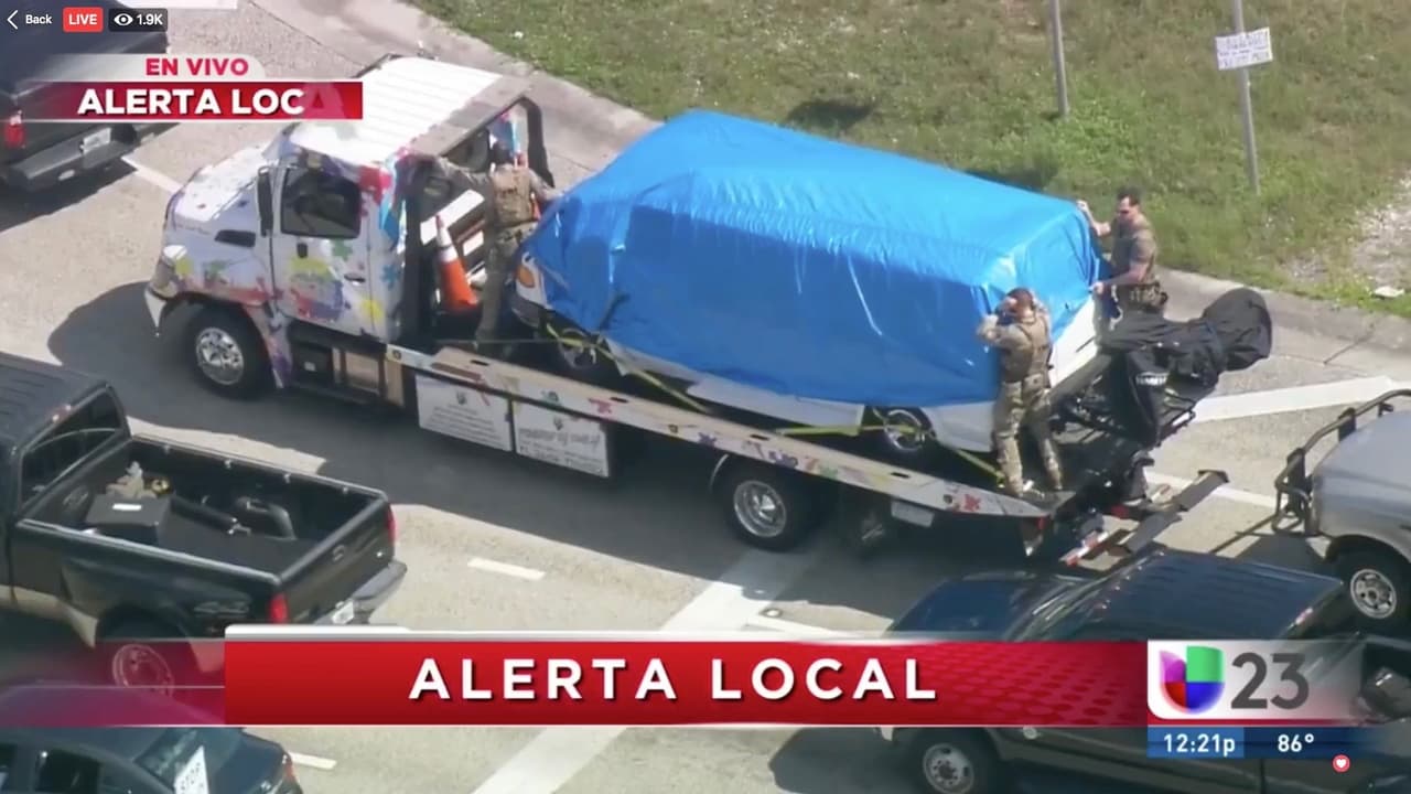 En esta imagen de
<b> Univision 23</b> se puede observar claramente los
<b> escalones</b> añadidos en la conversión así como la plataforma para transporte en su parte trasera.