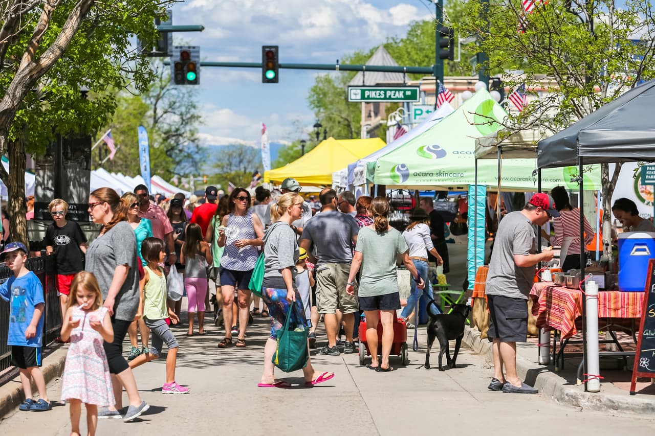 <b>Puesto 2: condado de Douglas (Colorado)</b>
<br>
<br> Está ubicado entre las ciudades de Denver y Colorado Springs. Los residentes tienen acceso a las dos urbes más grandes del estado y a muchas oportunidades de recreación al aire libre.
<br>
<br>
<b>Datos destacados de Douglas:</b>
<br>
<br>La expectativa de vida es de 84 años de edad (el promedio nacional es de 77.5 años) y el 3.9% de la población no tiene seguro médico (el promedio nacional es de 10.6%) 
<br>
<br>91% de la población culmina la secundaria (el promedio nacional es de 89.3%) y 66.3% de la población tiene un grado de estudios avanzados (el promedio nacional es de 29.8%).
<br>
<br>La tasa de desempleo es de 2.3% (el promedio nacional es de 3.7%) y la tasa de pobreza es de 3.1% (el promedio nacional es de 14.2%).
<br>
<br>La prevalencia de diabetes es de 5.6% (el promedio nacional es de 10.5%) y la prevalencia de obesidad es de 19.2% (el promedio nacional es de 35.5%).
<br>
<br>En Douglas 68% de las personas viven a menos de media milla de un parque (el promedio nacional es de 18% y hay solo 5 días al año con calor extremo (el promedio nacional es de 10.7 días).
<br>