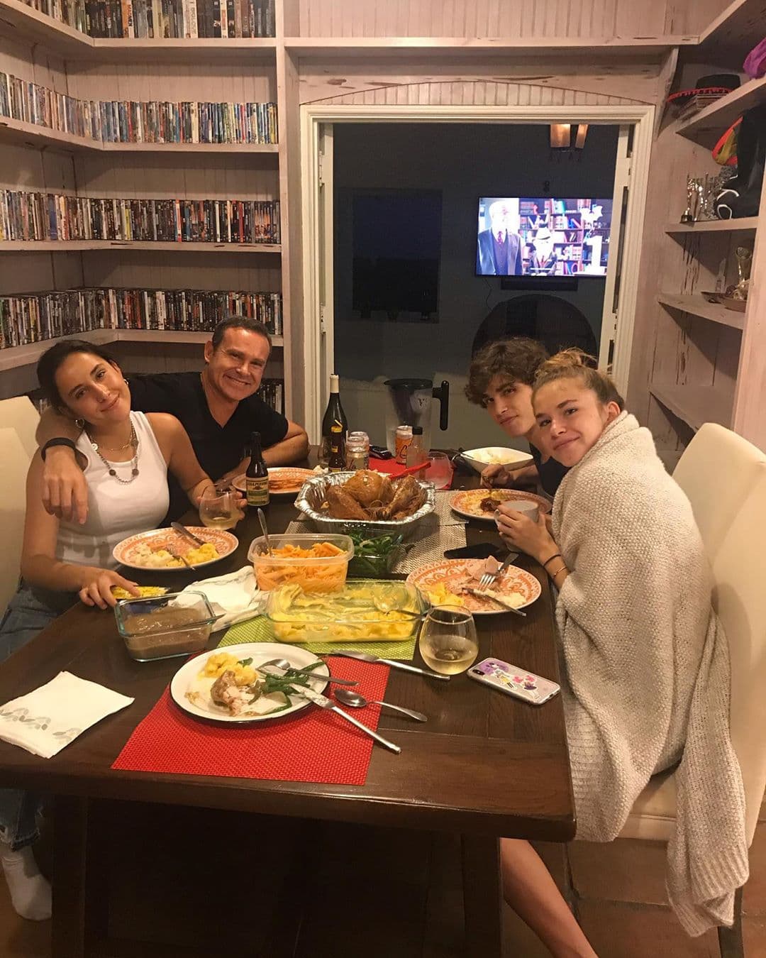 Alan aprovechó al máximo el
<a href="https://www.univision.com/shows/despierta-america/por-que-dan-gracias-en-despierta-america-los-conductores-comparten-sus-mas-grandes-motivos-fotos" target="_blank">Día de Acción de Gracias </a>y en Instagram compartió esta emotiva foto de la cena en familia.