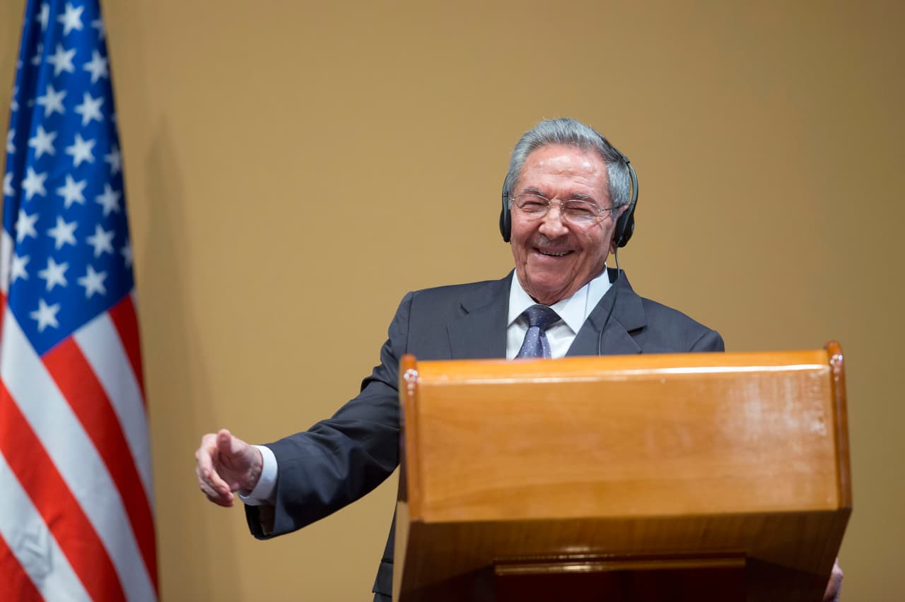 El presidente cubano, Raúl Castro sonríe durante una conferencia de prensa conjunta con el presidente Barack Obama en el Palacio de la Revolución, en La Habana, Cuba, el lunes 21 de marzo de, 2016. (Foto AP / Pablo Martinez Monsivais)