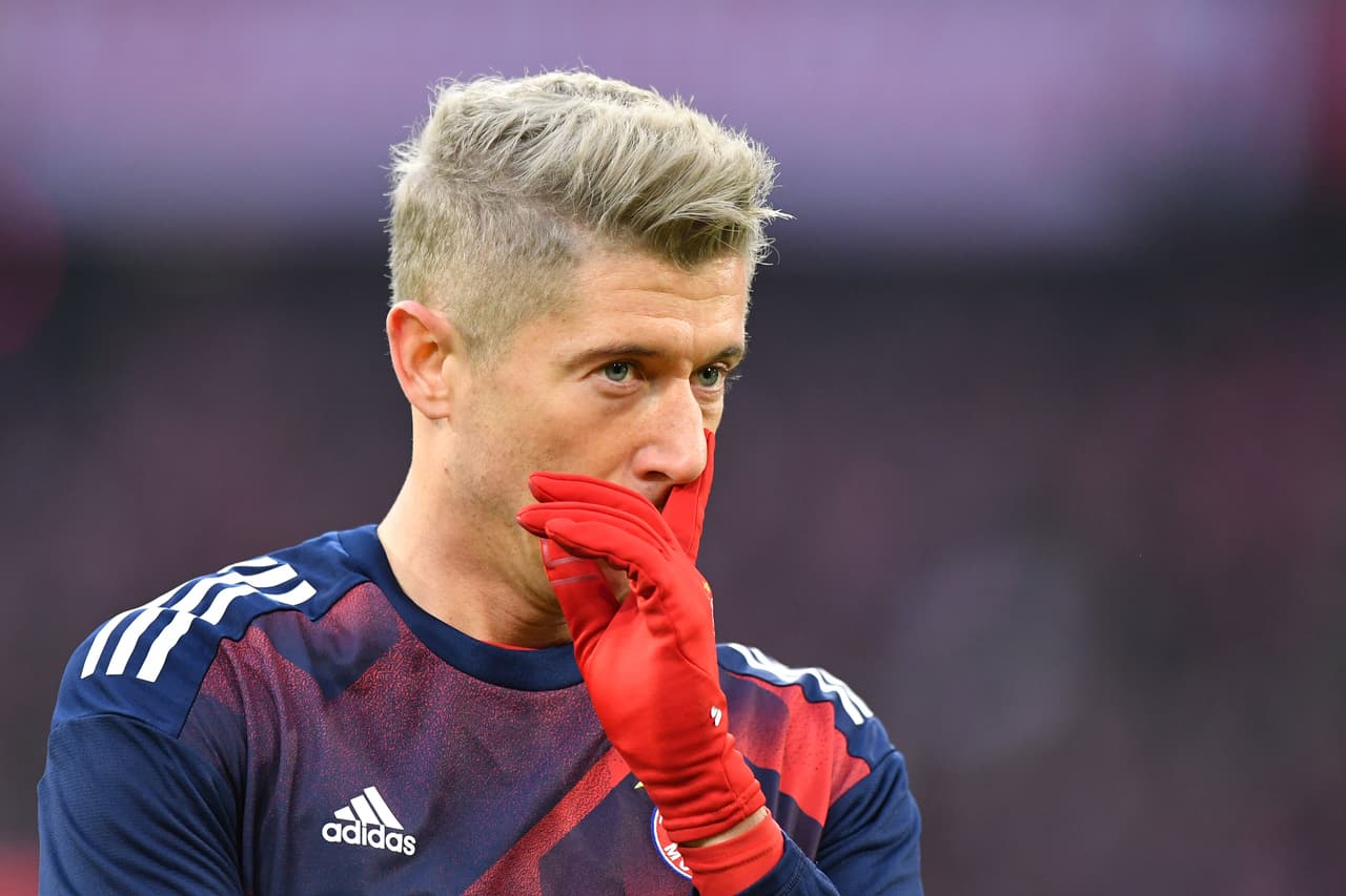 MUNICH, GERMANY - NOVEMBER 18: Robert Lewandowski of FC Bayern Muenchen gestures prior to the Bundesliga match between FC Bayern Muenchen and FC Augsburg at Allianz Arena on November 18, 2017 in Munich, Germany. (Photo by Sebastian Widmann/Bongarts/Getty Images)