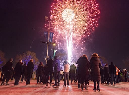El paseo marítimo del río Delaware, tanto en el lado de Filadelfia como en el de Nueva Jersey, ofrece fantásticas vistas de los espectáculos de fuegos artificiales. Obten una vista de primera fila desde Blue Cross RiverRink Winterfest, Penn's Landing, Battleship New Jersey, Race Street Pier, Cherry Street Pier y más lugares a lo largo de la orilla del río.