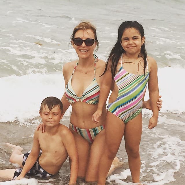 En la entrevista con 'Sale el sol' compartió los detalles de cómo ha llevado la alimentación de sus hijos ante las sugerencias médicas que recibió: "En mi casa, la casa de ustedes, mis hijos a la hora de la comida 
<b><a href="https://www.univision.com/famosos/laura-flores-preparo-algo-muy-especial-para-celebrar-el-cumpleanos-de-su-hija-ana-sofia-fotos" target="_blank">sacamos el agua y hielos, agua fría, ya ni de limón</a></b>, si acaso le echamos un poquito de limón al agua fría".