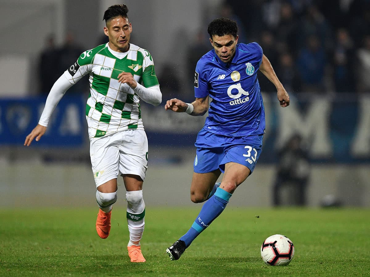 El Porto sigue mostrando fallas en su juego y Pepe (derecha) ocasionalmente apoya en situaciones ofensivas.