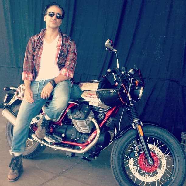 Si quedaba duda de su gusto por 
<b>las motos estilo retro,</b> el cantante también se ha paseado en esta Moto Guzzi V9 Roamer.