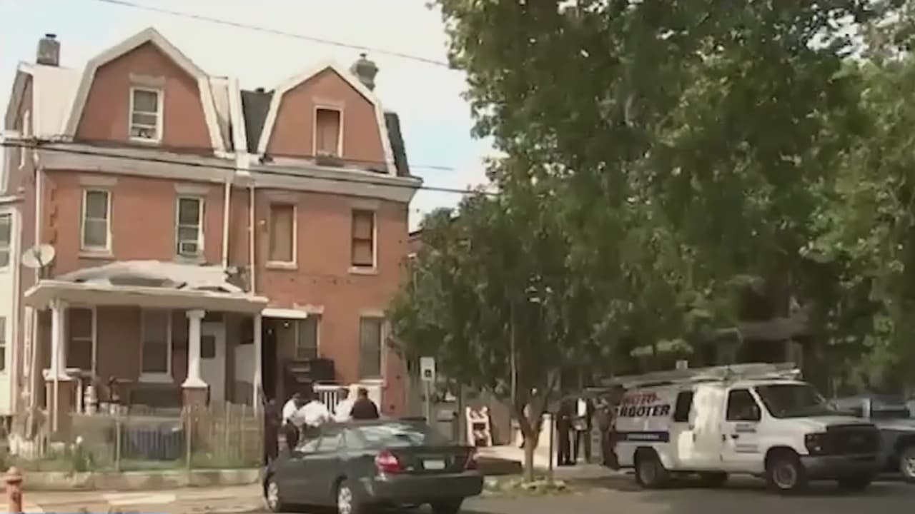 Hallan urnas con cenizas, sustancias químicas y pistas de asesinatos en la llamada 'casa del terror' de Olney