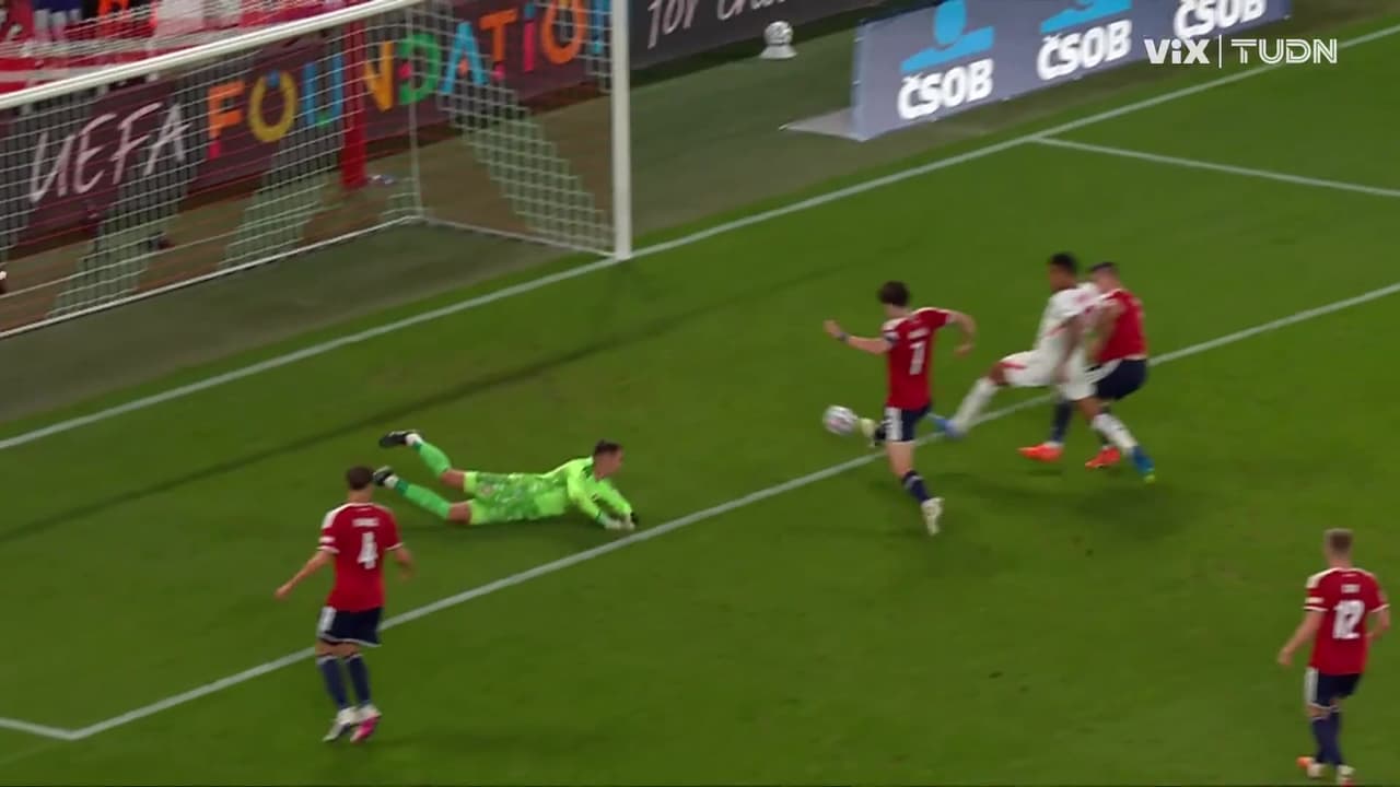 ¡El poste salva de un autogolazo a Chequia vs. Inglaterra!