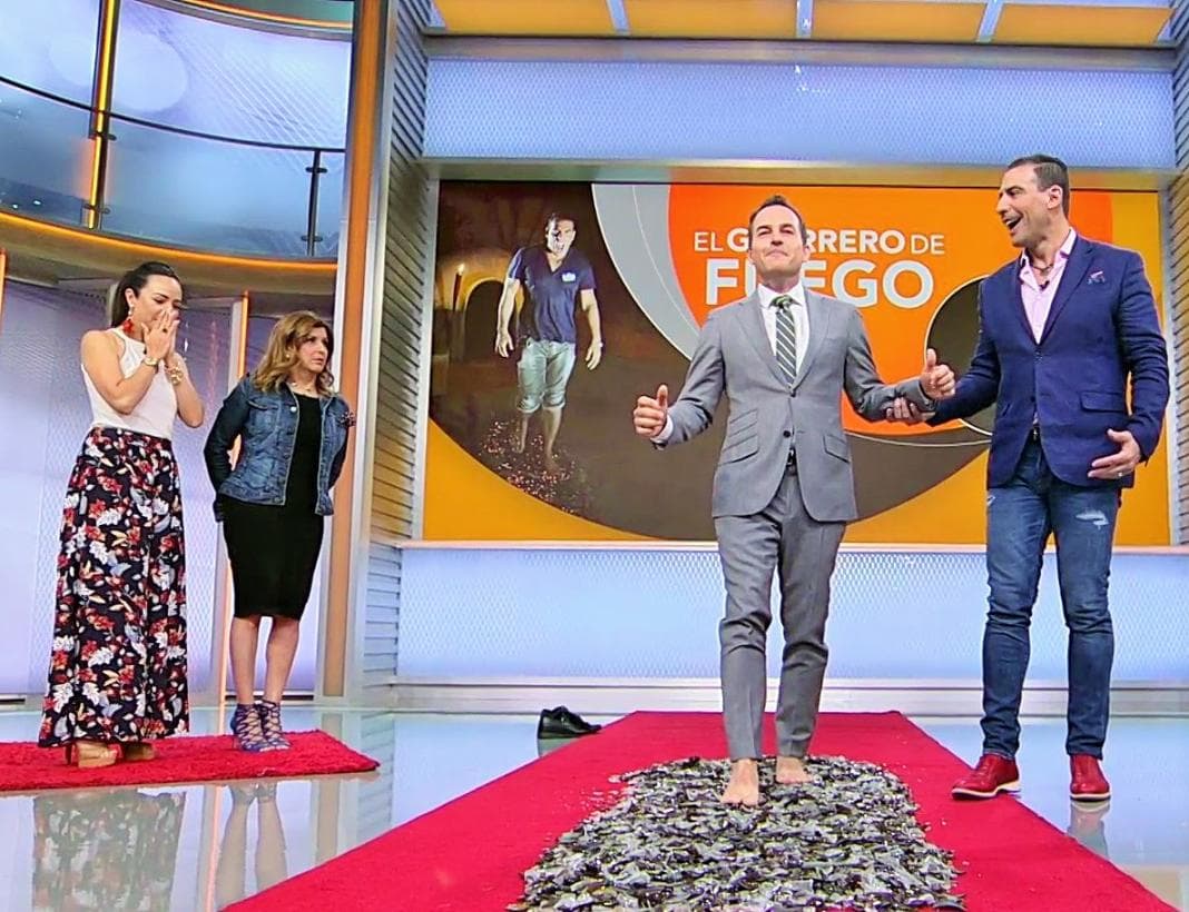 Carlos es desinhibido y no le teme a nada, y lo demostró hace unos meses cuando caminó sobre vidrio.