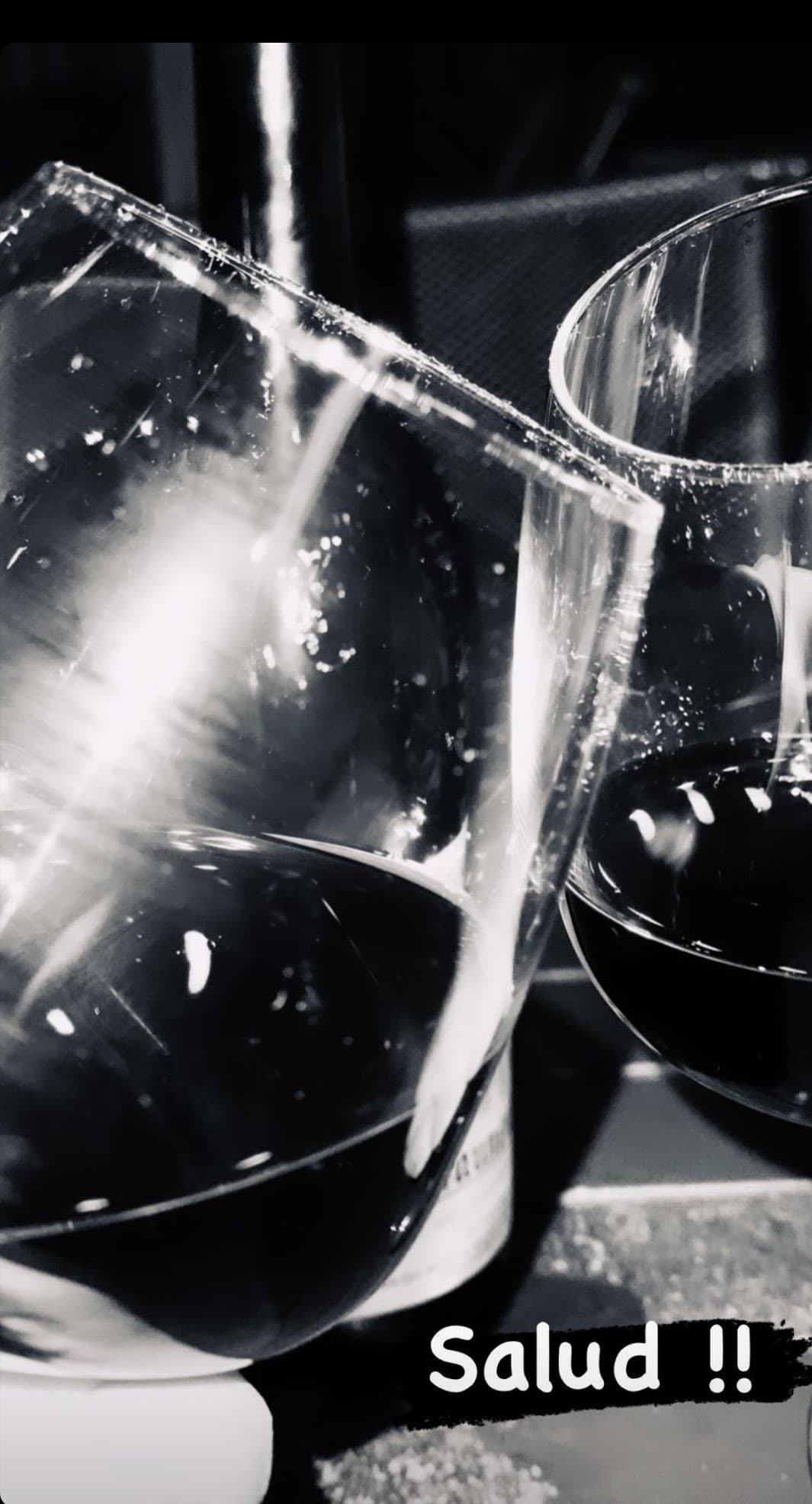 Tras hacer el recorrido en auto, esa noche aprovecharon para chocar sus copas de vino y gozar su romance lejos de la cotidianidad.