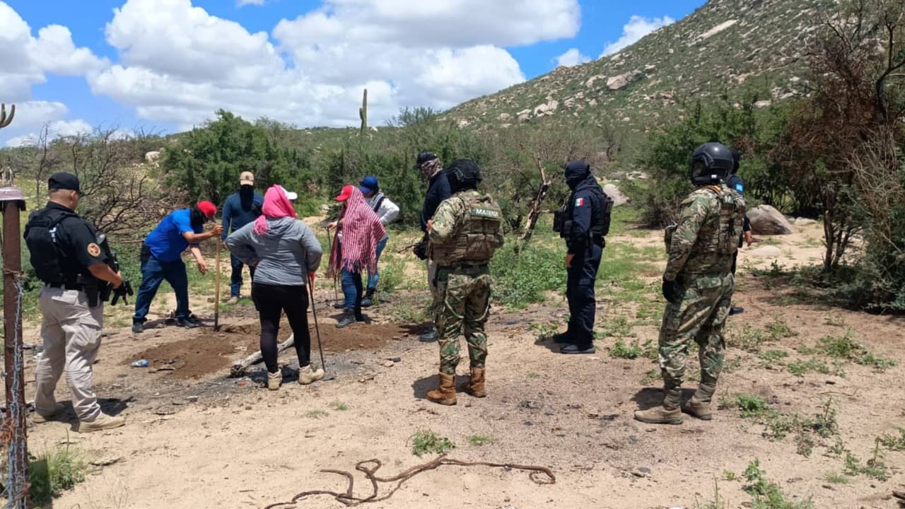 En las faldas del cerro El Chile, en el trayecto de la carretera 
<b>Sáric-Sásabe, el colectivo Madres Buscadoras de Sonora, encabezado por Ceci Flores, localizó este fin de semana restos óseos</b> calcinados.