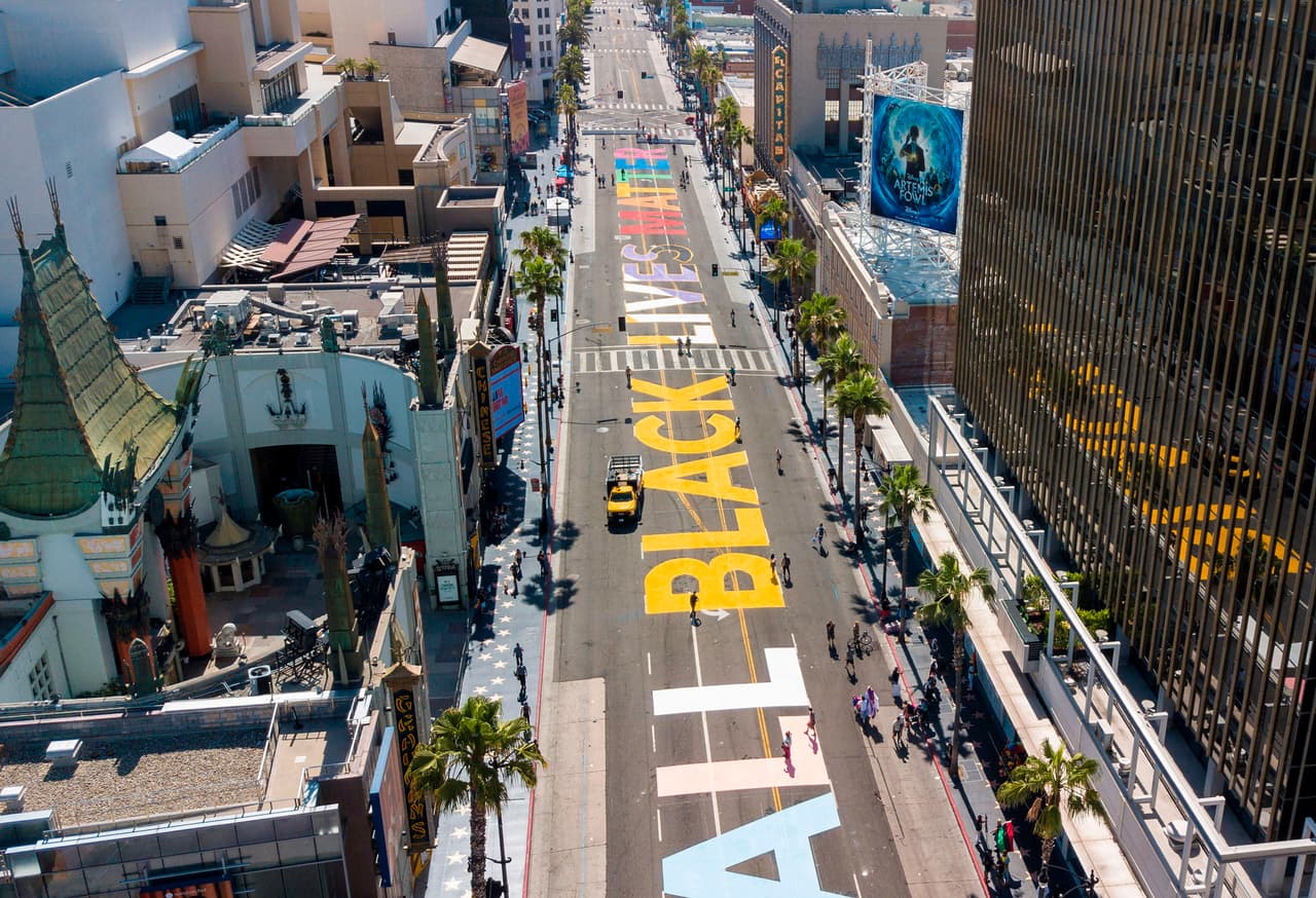 La marcha de este domingo sigue a una que atrajo a más de 20,000 personas el domingo pasado. El condado de Los Angeles tuvo dos semanas de protestas masivas en respuesta a la muerte de George Floyd bajo custodia de la policía de Minneapolis. Las manifestaiones, en gran parte pacíficas, han implicado enfrentamientos con la policía, balas de goma lanzadas contra manifestantes y arrestos masivos, lo que ha provocado una crítica generalizada a la respuesta de LAPD a las protestas.