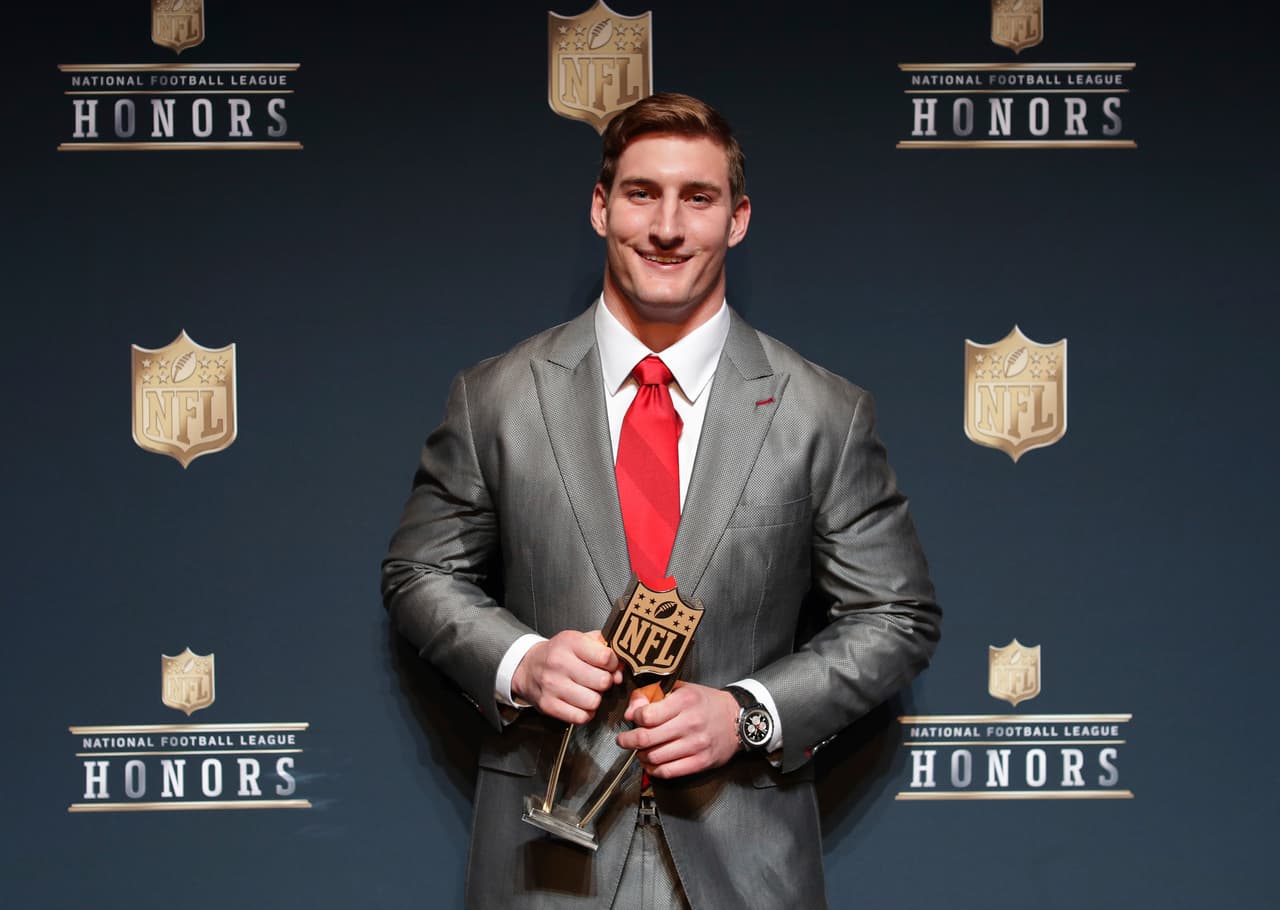 El ala defensiva de los Chargers Joey Bosa se llevó el premio al mejor novato defensivo de la campaña.