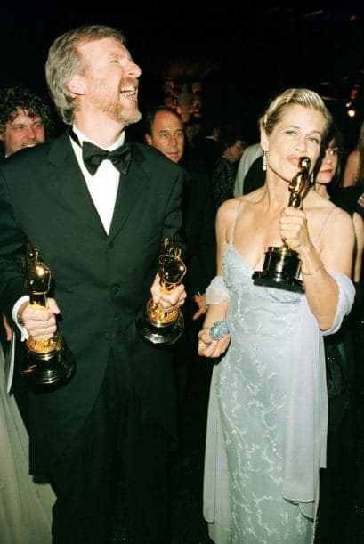 Clap, clap, clap... Como Linda probó el orito del Oscar, parece que le gustó el sabor y por eso se quedó con $50 milloncetes de la fortuna de James Cameron y eso que sólo duraron año y medio de casados. ¡Eso es una gran inversión!
