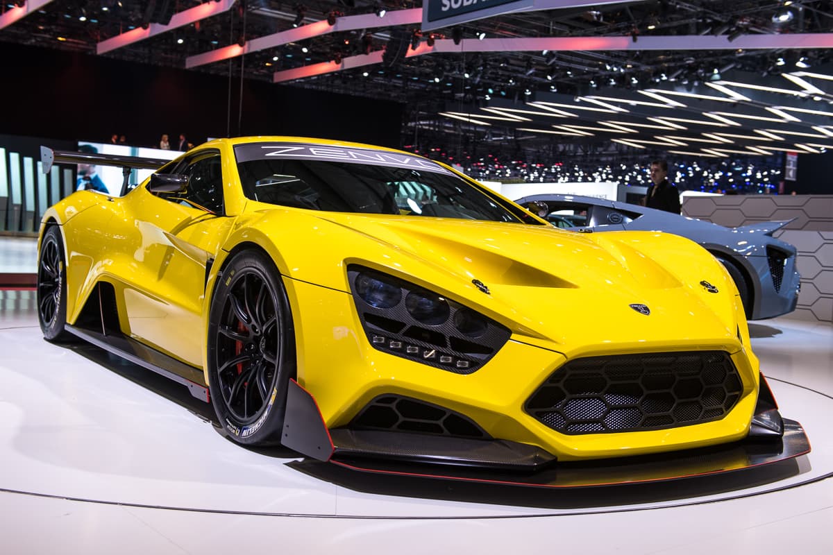 <b>Puesto 9: Zenvo ST1</b>. Este súper deportivo proviene de danés fue diseñado y construido por Zenvo Automotive, un pequeño fabricante de automóviles liderado por los ingenieros Christian Brandt y Jesper Hermann. Cada una de las 15 unidades que se construyeron comandó un precio de 1,225,000 dólares.