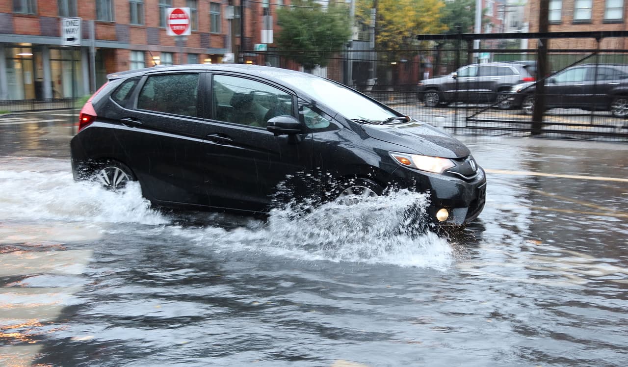 Un auto transita una calle inundada en Hoboken, Nueva Jersey, el 26 de octubre.
<br>
<br>Los expertos habían advertido sobre posibles inundaciones repentinas en algunas áreas, ya que la lluvia se mantendrá fuerte y constante por varias horas.
<br>