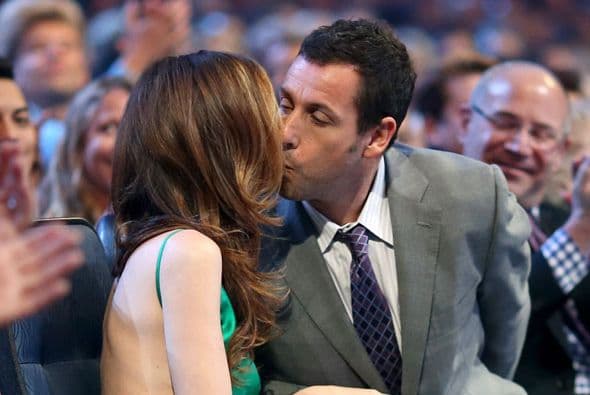 Adam Sandler no paró de besar a su esposa.