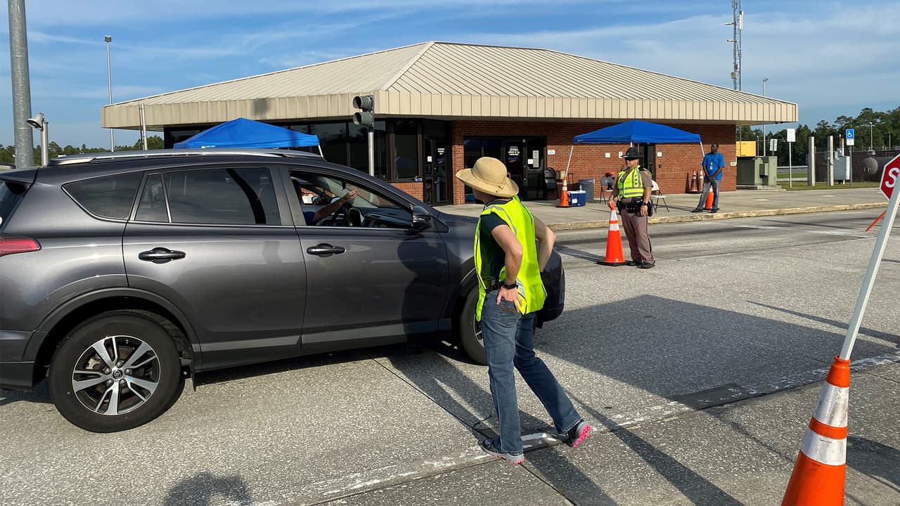 Los miembros de la patrulla de carreteras detienen a los conductores para ser interrogados.