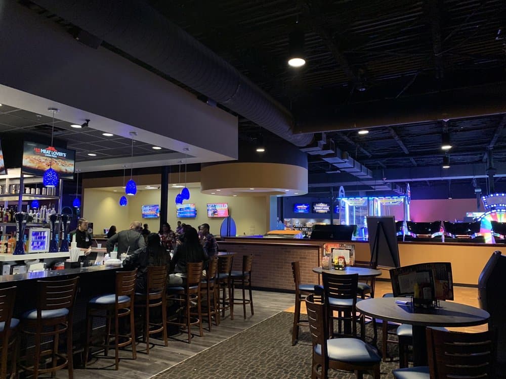 <b>Stars & Strikes</b>
<br>Dirección: 4020 Capital Blvd Raleigh, NC 27604
<br>Teléfono: (678) 965-5707
<br>Sitio web: 
<a href="http://www.starsandstrikes.com">http://www.starsandstrikes.com</a> 
<br>
<b><a href="https://www.yelp.com/map/stars-and-strikes-raleigh">Cómo llegar</a></b>
<br>
<br>Salón de juegos con restaurante, bar, pista de bolos, laser tag, máquinas de videojuegos y mucho más.