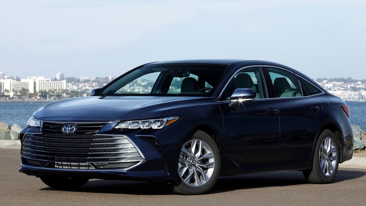 Aunque el sedán grande de Toyota no es uno de los autos más vendidos de Estados Unidos, Toyota quizo asegurarse una sustancial tajada del mercado de los sedanes grandes que otros constructores como Ford pensan abandonar, presentando una versión totalmemnte nueva hace algunos meses como modelos 2019. El hecho de que los dueños del 
<b>Toyota Avalon</b> lo mantienen en su poder por largo tiempo probablemente es uno de los factores que tuvo en cuenta el fabricante cuando decidió presentar la actual quinta generación.