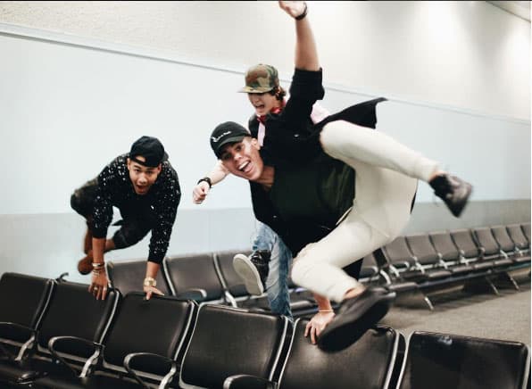 Los chicos de CNCO bromean donde pueden... ¡hasta en el aeropuerto!