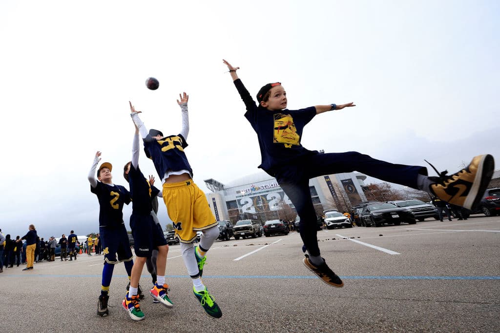 En California, la ley actual ya prohíbe las prácticas de contacto total para los equipos de fútbol juvenil y de secundaria durante la temporada baja, y las limita a dos prácticas por semana durante la pretemporada y la temporada regular.