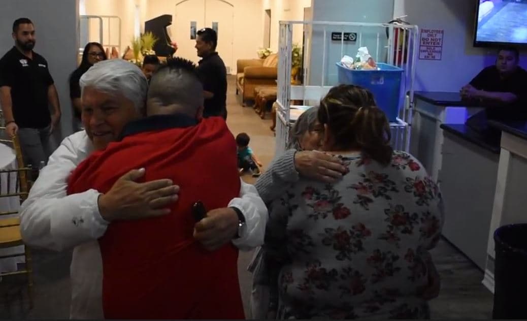 Los organizadores de Uniendo Familias tuvieron este sábado un foro comunitario donde brindaron información sobre los pasos a seguir para que sus familiares, ya sea un padre o una madre en México puedan visitar a sus familiares en EEUU.