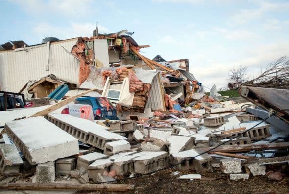 Dos personas perdieron la vida y sobre una veintena resultaron heridas luego del paso de fuertes tornados que tocaron tierra en los poblados de Rochelle y Fairdale a unas 80 millas al noroeste de Chicago la noche del jueves. Rescatistas continúan en la búsqueda de personas desaparecidas entre los escombros.