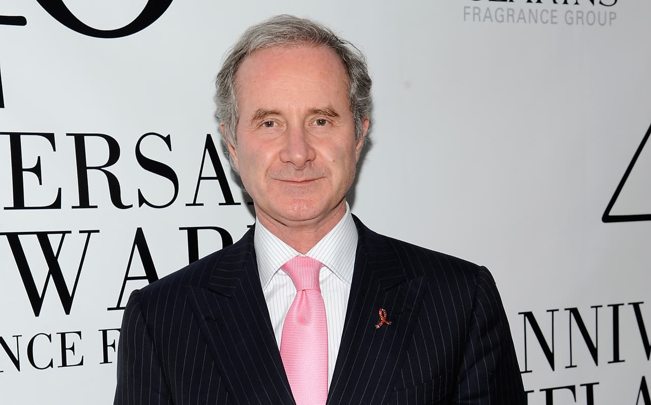 <b>9. Fabrizio Freda (Estee Lauder Companies).</b> 
<b>Salario y compensación anual (2016): $48,369,401.</b>
<br>Nació en Nápoles, Italia, y tiene 60 años. Freda pasó 10 años de su carrera en salud y belleza del gigante P & G. Fue nombrado presidente y CEO de Estée Lauder Companies en 2009. Previamente era el presidente y director de operaciones de esa misma empresa.