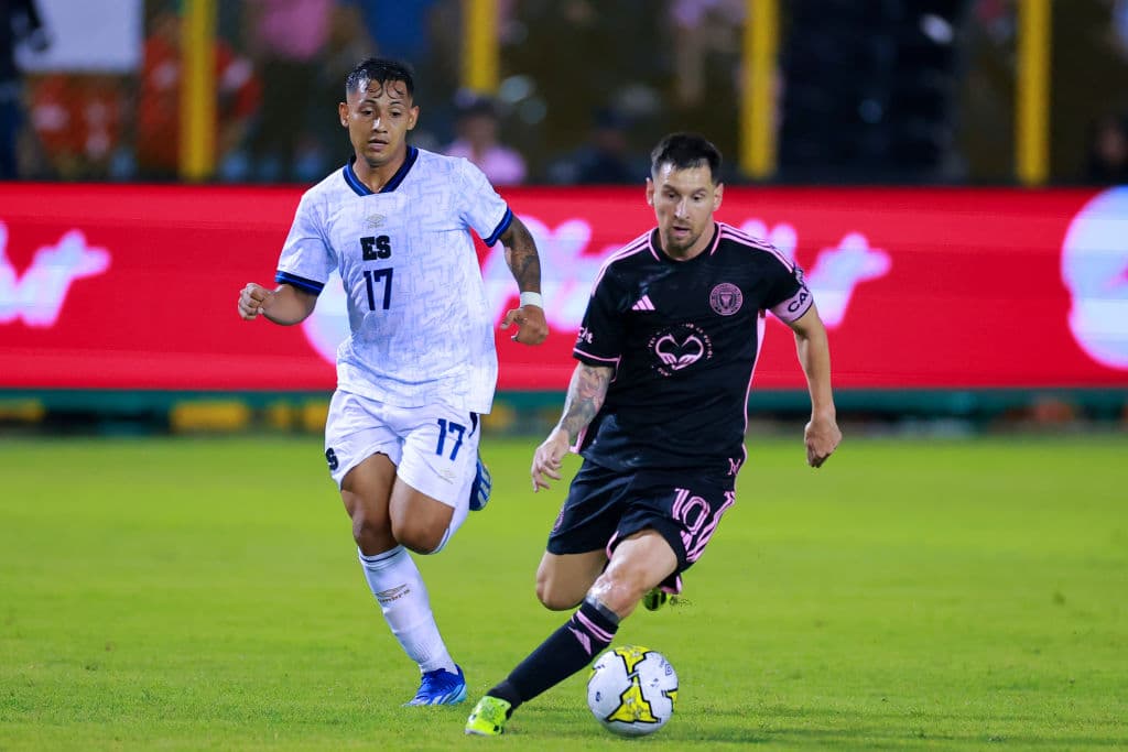 Revelan jugador de El Salvador que se quedó con la playera de Messi