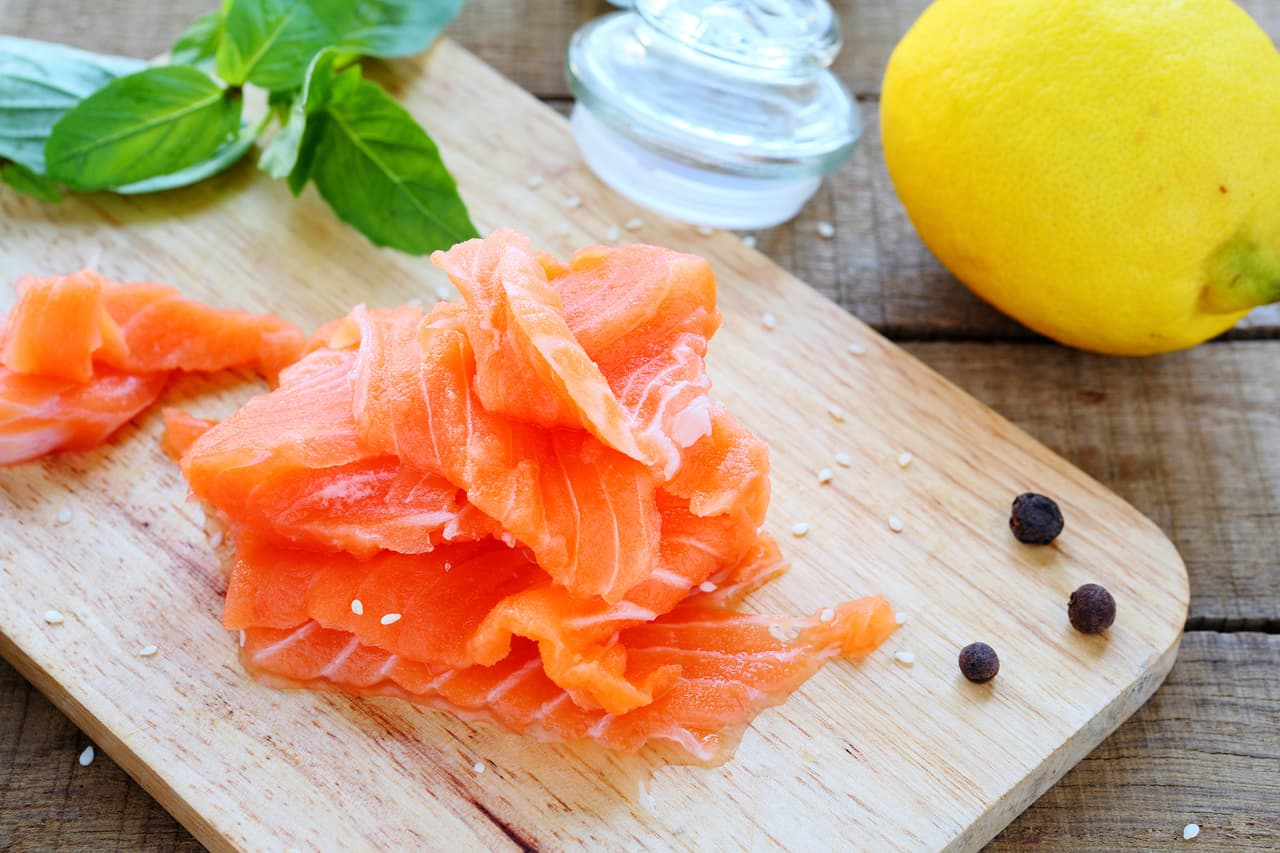 <b>Alimentos con omega. </b>Hay que incorporar a nuestra dieta semillas de chía, salmón y aceite de almendras, ya que ayudan al sistema linfático y circulatorio, los cuales son básicos para que no se propague la celulitis.
<br>
<br>