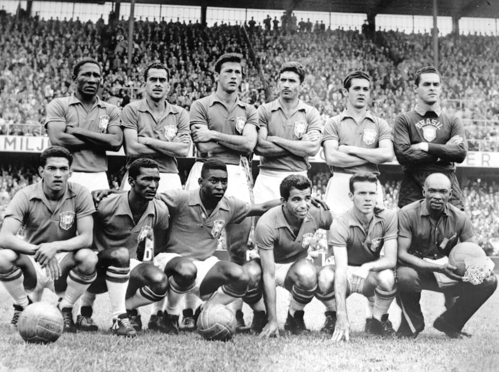 Con casi 17 años, Pelé debutó en la selección nacional brasileña en 1958, para el Mundial de Suecia, donde fue clave para ganar la Copa del Mundo.
<br>
<br>En la imagen, el equipo nacional de fútbol de Brasil posa antes de la final de la Copa del Mundo contra Suecia en Estocolmo, el 29 de junio de 1958. Brasil derrotó a Suecia 5-2.