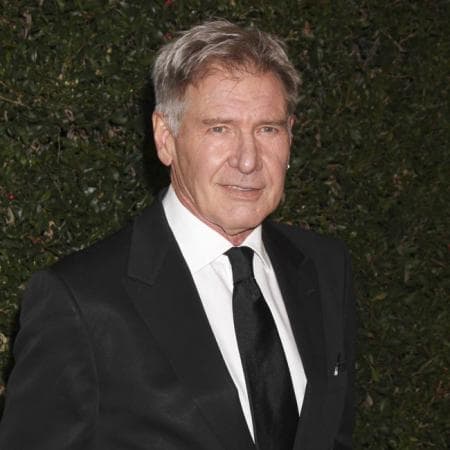 Harrison Ford, de 78 años, esperó dos horas en una fila para recibir la vacuna, pero se mostró muy agradecido con el trabajo del personal médico y voluntarios.