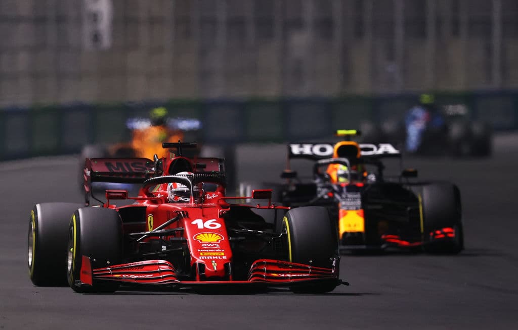 Una carrera demasiado accidentada donde Lewis Hamilton se lleva la victoria en la penúltima carrera del año. Max Verstappen de Red Bull se lleva la segunda posición y Valteri Bottas rebasó a Ocon en los últimos metros, quedando en tercera posición en el Gran Premio de Arabia Saudita; Sergio Pérez quedó fuera de la carrera tras un choque con Leclerc.