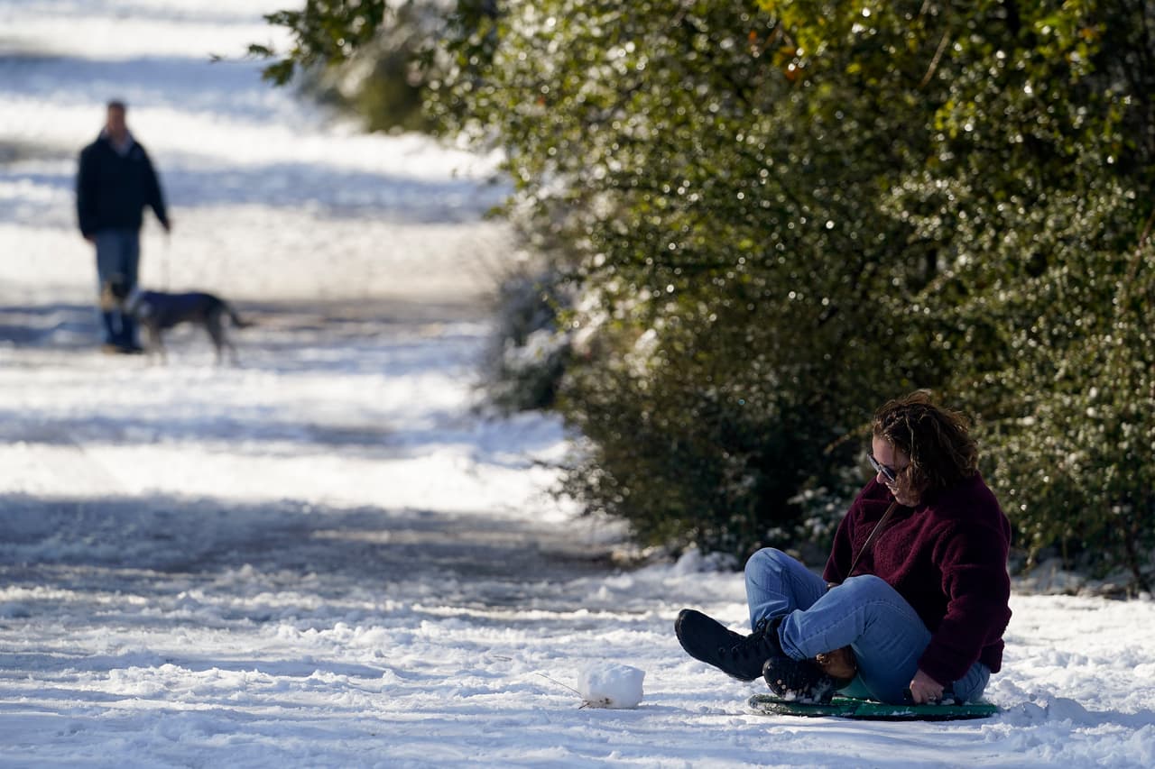 Pero la alegría fue para chicos y grandes. En la foto, una mujer se divierte deslizándose cuesta abajo por las colinas de este pico en Walnut Creek, California.