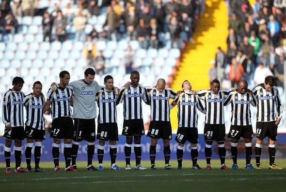 En Italia la campaña 2011-2012 tuvo que esperar para que el balón rodara, debido a que los jugadores se pusieron en huelga y anunciaron que no jugarían la jornada 1 de no cambiarse el artículo 7 del cual ponía en situación peligrosa a los futbolistas expuestos a lo que quisieran los entrenadores y el club sin ver sus intereses.