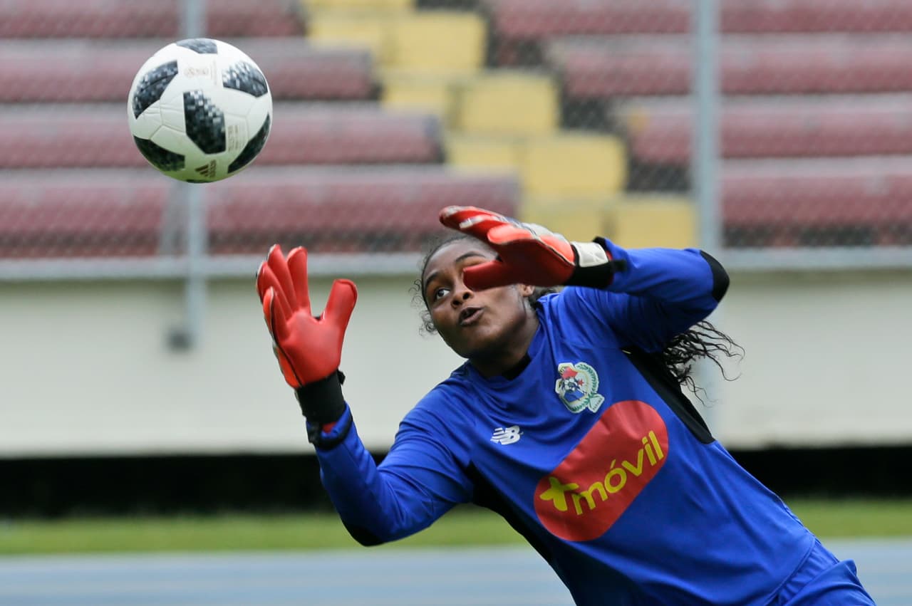 Yenith Bailey, la guardameta oriunda de Panamá de 18 años, brilló en el pasado Campeonato Femenino de Concacaf 2018, pues le dieron el premio Guante de Oro como la mejor portera y logró estar dentro del 11 ideal del torneo. Lo más sobresaliente es que en menos de un año cambió de mediocampista a guardameta y ha logrado esto.