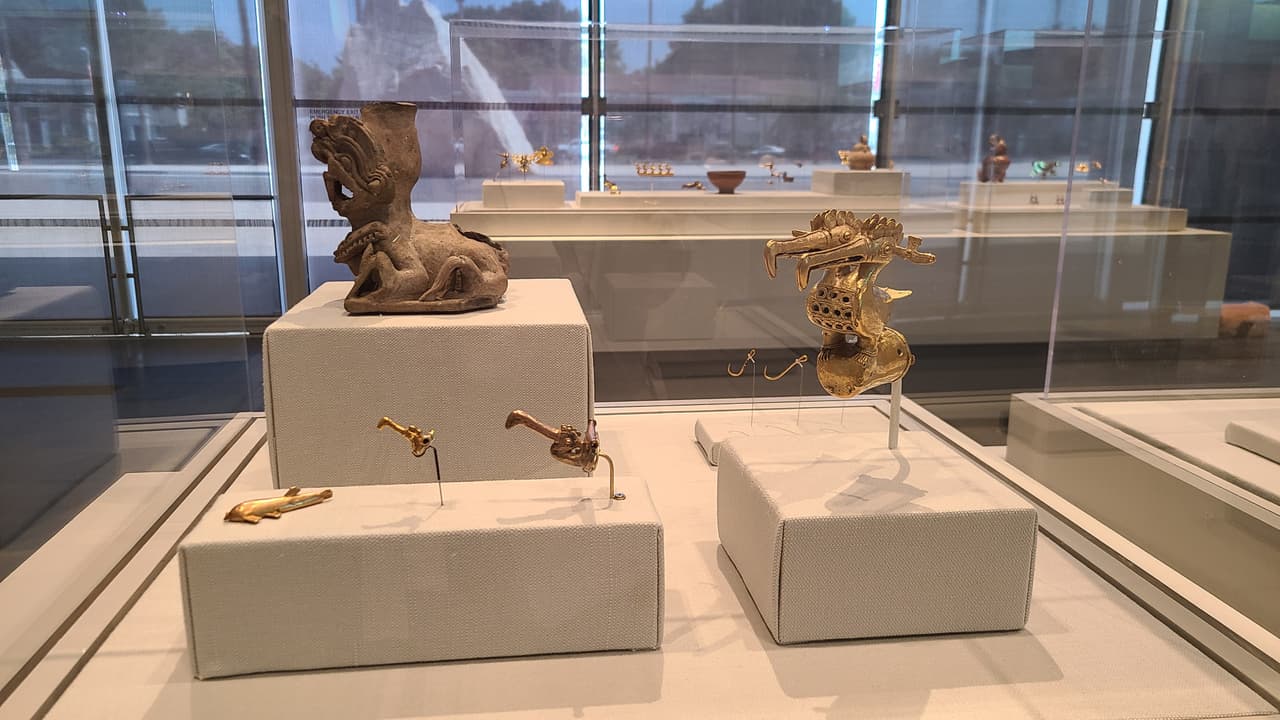 “La narrativa de la exposición está diseñada para ser compatible con los conceptos indígenas, en lugar de las narrativas culturales e históricas occidentales”, dijo Julia Burtenshaw, Curadora de arte antigua de LACMA.