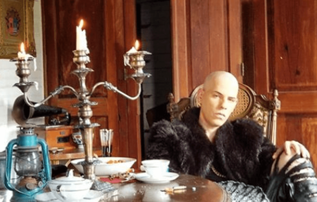 La Policía de Winter Haven, una ciudad en el centro de Florida, ofrece 3,000 dólares por información que conduzca a la detención del cantante urbano conocido como 
<b>Kendo Kaponi</b>.