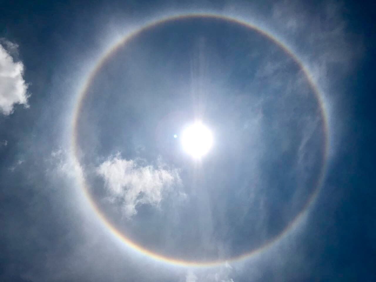 Esta es una imagen del halo solar tomada desde el bosque de Chapultepec. 
<b>Foto: @skyaltertstorm </b>